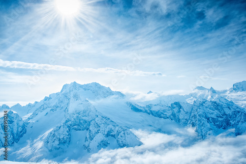 Fototapeta Alpy  piekny-zimowy-krajobraz-gor-dombaj-ponad-chmurami