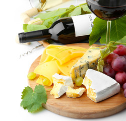Fototapete - Red wine with grapes and cheese, isolated on white