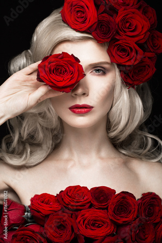Leinwand Poster Beautiful blond girl in dress and hat with roses, classic makeup, curls, red lips