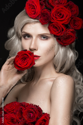Foto Beautiful blond girl in dress and hat with roses, classic makeup, curls, red lips