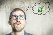 © DDRockstar - Junger Mann denkt an Checkbox