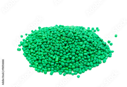 Fotografía close-up from green polymer pellets for injection moulding