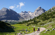 Hochalpine Wanderung einer Familie in den Dolomiten mit Blick über die Berge