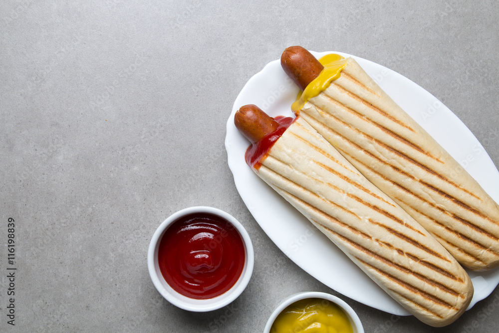 Francuski hot dog na szarym tle - obrazy, fototapety, plakaty 