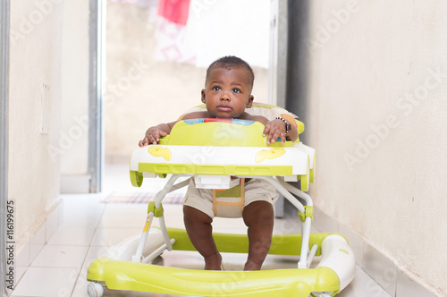 Bebe Surpris Assis Dans Une Poussette Dans La Maison Photo Stock Adobe Stock