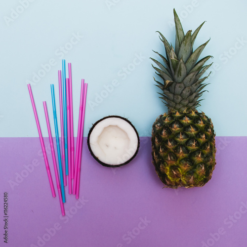 Obraz na płótnie canvas trzyczęściowy "tryptyk" Ananas i pół kokosa na imprezę ze słomkami w pastelowych kolorach