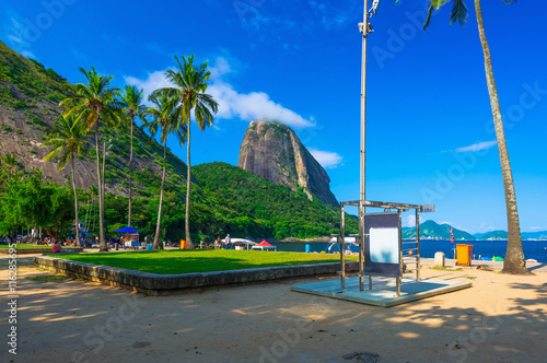 Fototapeta na szkło Mountain Sugar Loaf i plaża Vermelha w Rio de Janeiro. Brazylia