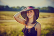 © CreativePhotography - Giovane ragazza con cappello, serena al sole in campagna
