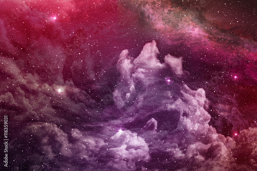 Fotografía Nebulosa púrpura y polvo cósmico en el espacio profundo