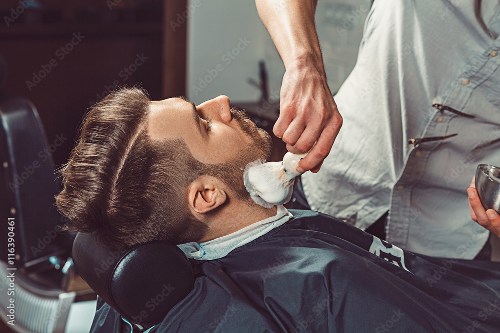 Photo Hipster client visiting barber shop