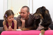 Vater , Tochter und Hund