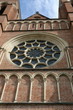 Herz Jesu Kirche in Bregenz, Rosette und Spitzbögen an einer neugotischen Kirchenfassade