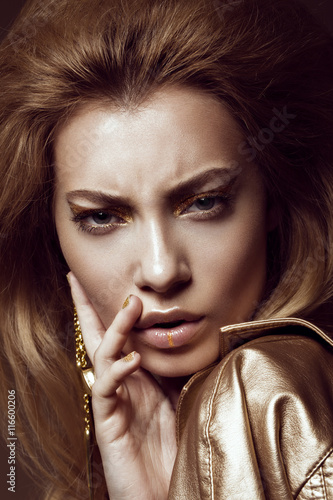 Poster Beautiful girl in a gold dress with creative makeup and hair
