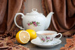 Чай с лимоном на фоне бархатных штор с бахромой.