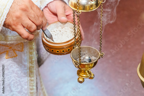 Fotografija priest singing in a christian sermon censer church rite foog