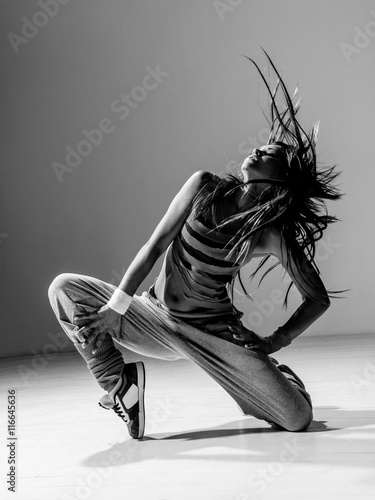 Fototapeta na wymiar the dancer in studio