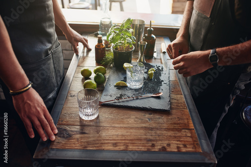 Fotografía Barmen preparing new cocktail recipe