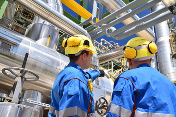 Wall Mural - Arbeiter in einer Industrieanlage - Raffinerie zur Verarbeitung von Erdöl // Workers in an industrial plant - refinery for processing crude oil