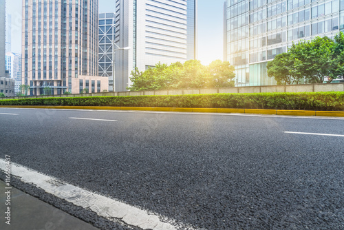 Foto clean asphalt road with city skyline background,china.