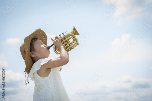 Plakat Dziewczyna grająca na trąbce