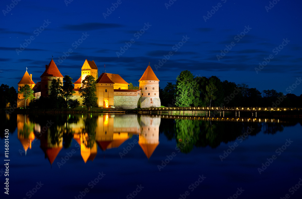 Obraz na płótnie Trakai Castle at night - Island castle in Trakai isd one of the most popular touristic destinations in Lithuania, houses a museum and a cultural center. w salonie