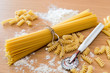 Pasta di farina grano duro, spaghetti raccolti con spago, fusilli, farina e rotella