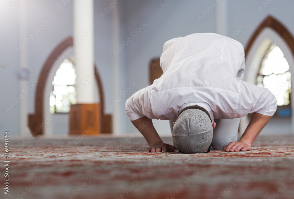 Religious muslim man praying inside the mosque - obrazy, fototapety, plakaty 