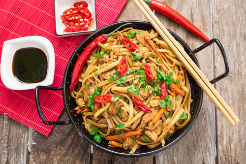 Nourriture chinoise sur wok Tableau sur Toile