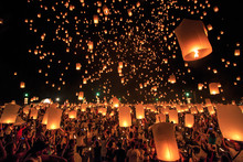 CHIANG MAI, THAILAND - NOVEMBER 8, 2014:  Visitors Are Launching Colorful Lanterns In Loykratong Festival At Chiangmai, Thailand.
