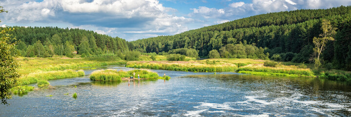  летний пейзаж на берегу реки с сосновым бором, Россия, Урал, 