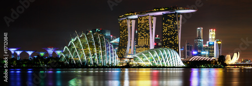 Plakat 22 maja 2016 Zapierające dech w piersiach piękno zachodu słońca za Marina Bay Sands jest naprawdę olśniewające. Marina Bay Sands jest znana na całym świecie jako jeden z symboli Singapuru.
