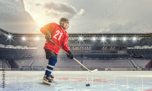 Plakaty Hokej  gracz-w-hokeja-na-lodzie-technika-mieszana