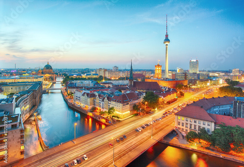 oswietlony-pejzaz-miejski-berlina-z-wieza-telewizyjna-w-tle-zdjecie-wykonane-wieczorowa-pora