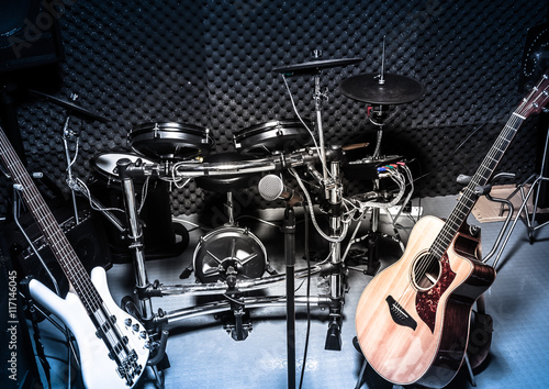 Zdjęcie XXL selektywne skupienie mikrofonu i instrumentów muzycznych na gitarze,