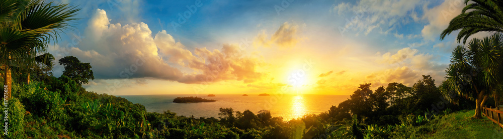 Panorama von einem bunten Sonnenuntergang am Meer - obrazy, fototapety, plakaty 