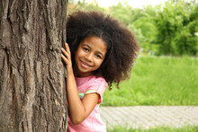 Niña escondida detrás de un árbol Stock de Foto gratis - Public Domain ...