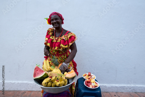 Fotografía Woman sells fruits in the streets of Cartagena Colombia