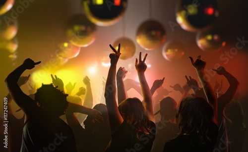 Plakat Nocne życie i dyskoteka koncepcja. Młodzi ludzie tańczą w klubie.