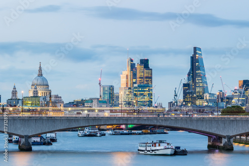 Fotomural London cityscape and waterloo bridge