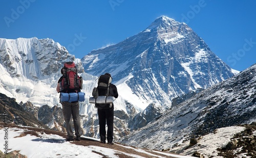 Obrazy Mount Everest  widok-na-mount-everest-z-turystami