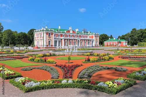 Fotomural Kadriorg Palace and flower garden with fountains in Tallinn, Estonia