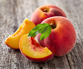 Poster - Fresh peaches on a wooden board