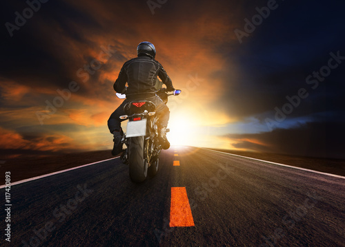 Zdjęcie XXL młody człowiek jazda duży motocykl na korzystanie z autostrady asfaltowej dla peopl