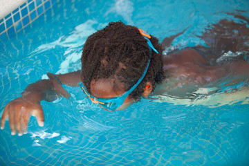 Canvas Print - African American child with goggles in the pool