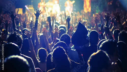 Fotografía a large crowd of people at a concert