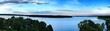 Piękna panorama nad brzegiem jeziora Jeziorak w Siemianach pojezierze iławskie, niebieska tafla wody oraz niebo z kilkoma chmurami