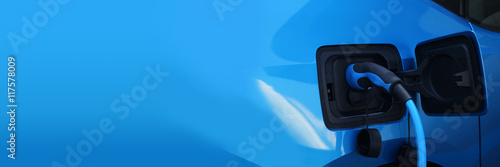 Fotografía Elektroauto beim Aufladen an der Ladestation - Ladestecker - Alternative Energie