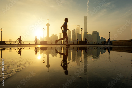 Zdjęcie XXL Ludzie biegają rano w Huangpu Riverside z Szanghaju
