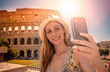 Frau macht ein Foto von sich in Rom