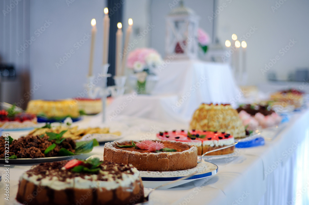 Stock-Foto „kuchenbuffet“ | Adobe Stock